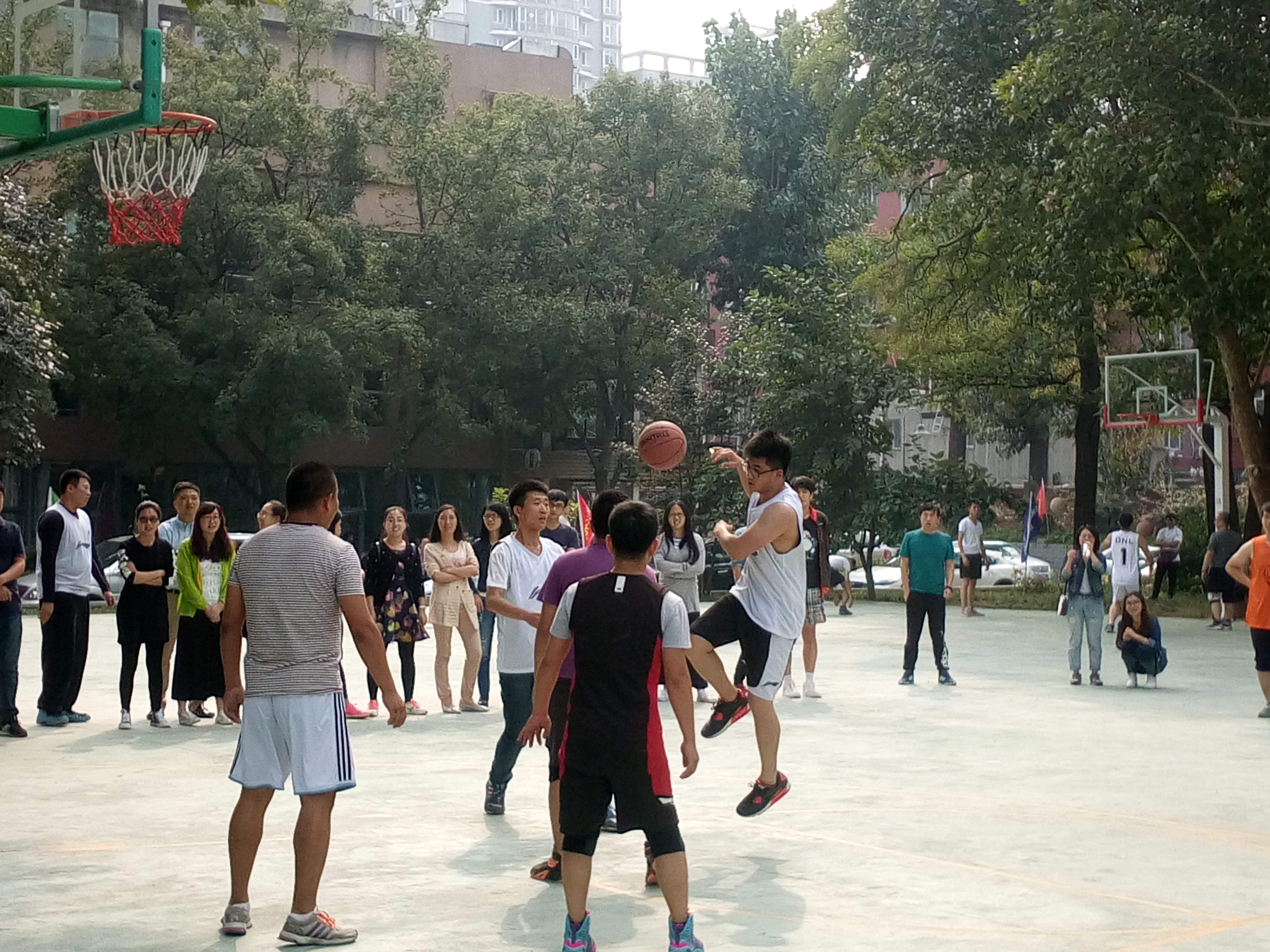 我公司篮球队后来居上，力挫对手取得胜利